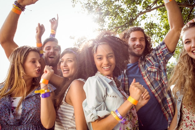 Heureux hipsters dansant sur la musique