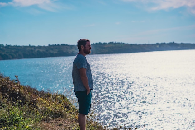 Heureux homme de 30 ans sur l'océan