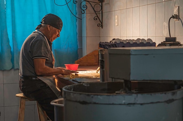 Heureux homme adulte travaillant dans une boulangerie