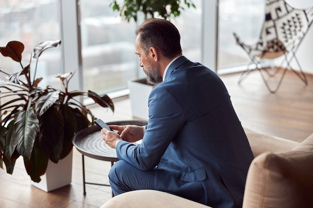 Heureux homme adulte travaille dans un bureau moderne