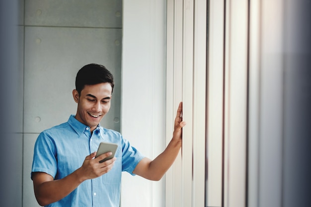 Heureux homme d&#39;affaires à l&#39;aide de smartphone