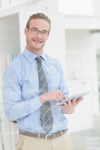 Heureux homme d&#39;affaires à l&#39;aide de tablette