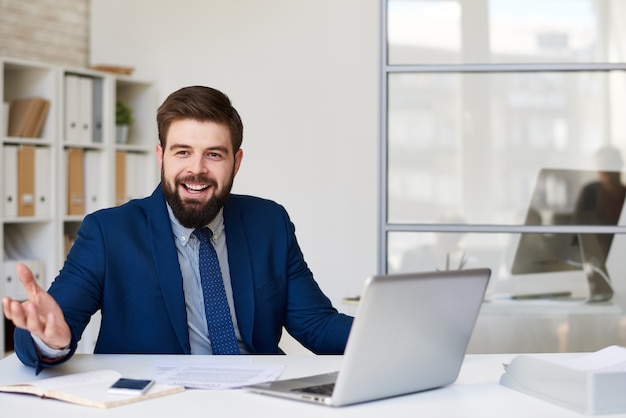 Heureux homme d'affaires au bureau