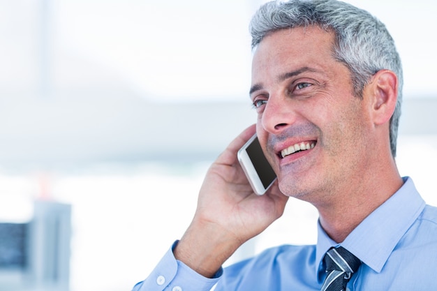 Heureux homme d&#39;affaires ayant un appel téléphonique