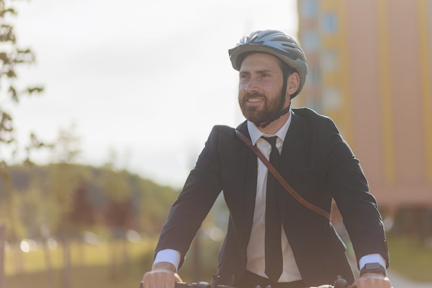 Photo heureux homme d'affaires barbu dans un casque de protection se rendant au lieu de travail