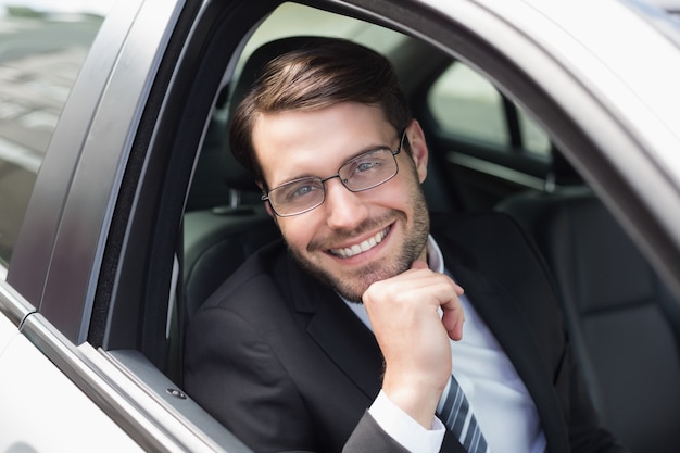 Heureux homme d&#39;affaires dans le siège du conducteur