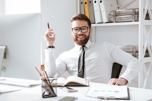 Heureux homme d'affaires, écrire des notes.