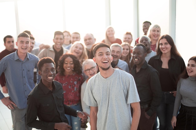 Heureux homme d'affaires avec un groupe souriant au bureau