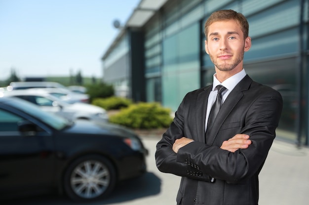 Heureux homme d&#39;affaires intelligent