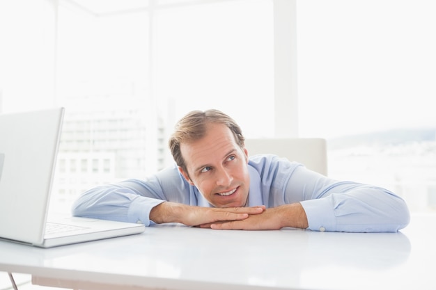 Heureux homme d&#39;affaires à son bureau