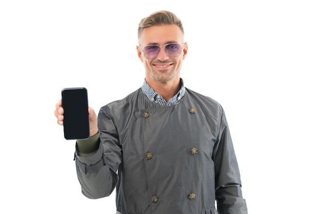 Heureux homme d'affaires souriant gestionnaire d'affaires montrant une maquette d'écran de téléphone portable vierge