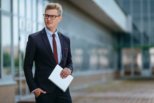 Heureux homme d'affaires souriant avec tablette numérique. Concept technologique moderne