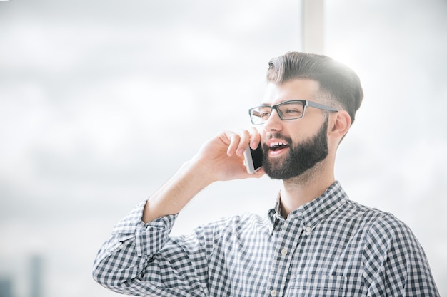 Heureux homme d&#39;affaires sur le téléphone