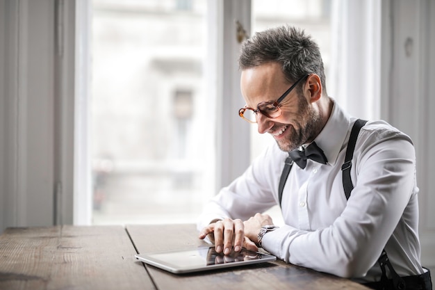 Heureux homme d'affaires en utilisant une tablette