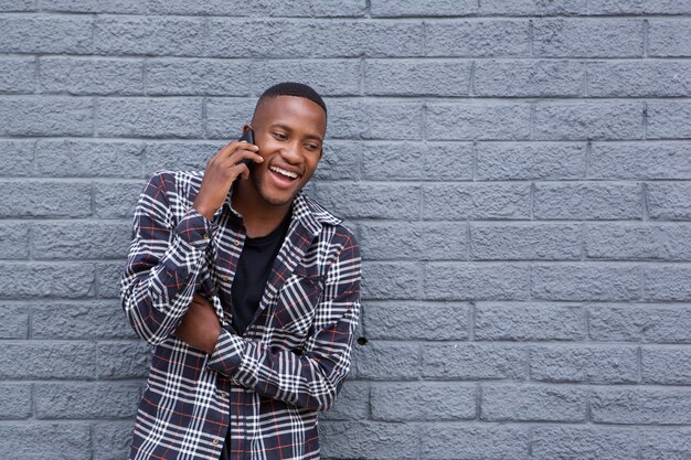 Heureux homme africain à l&#39;aide de téléphone portable