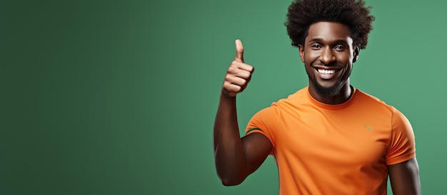 Heureux homme africain au gymnase pointant et souriant portant une tenue de sport aux cheveux bouclés