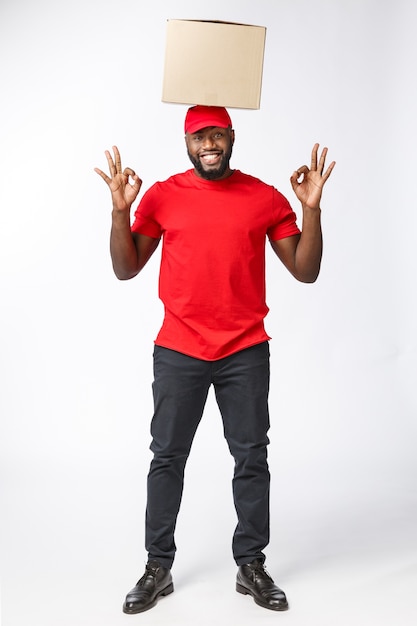 Heureux homme afro-américain avec une boîte sur la tête.