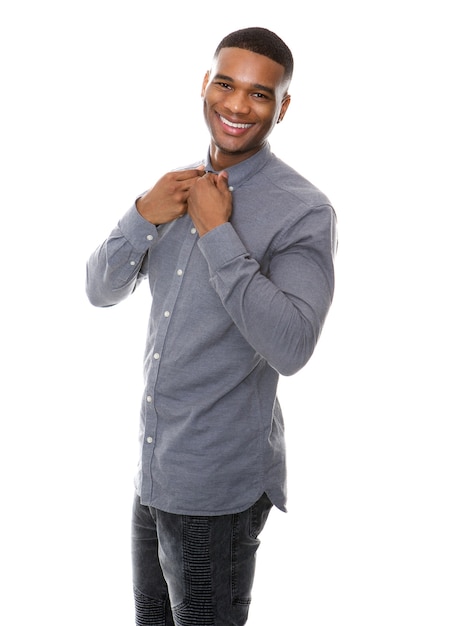 Heureux homme afro-américain en chemise grise