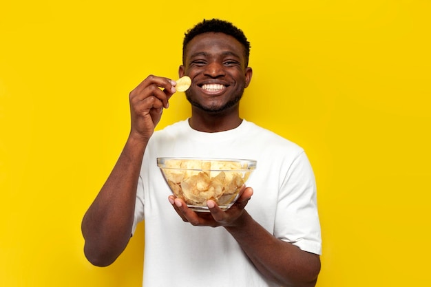 Heureux Homme Afro-américain Tenant Une Assiette De Chips Et