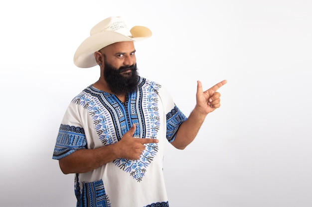 Heureux homme d'âge moyen indien en bonne santé avec une casquette de cowboy et une chemise hawaïenne pointant les mains vers le haut