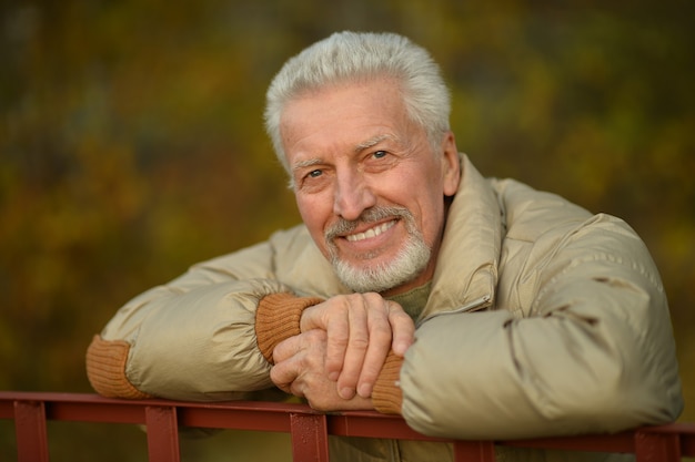 Photo heureux homme âgé profitant d'un parc en automne