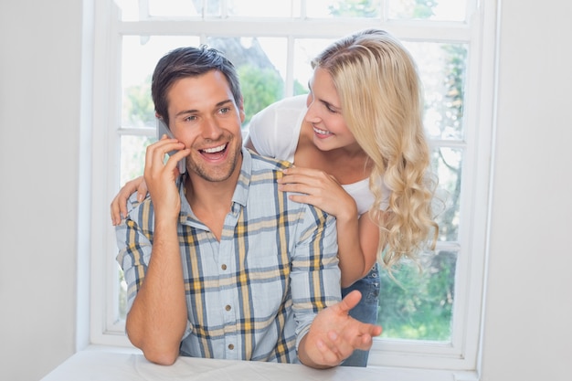 Heureux homme à l&#39;appel en plus d&#39;une femme à la maison