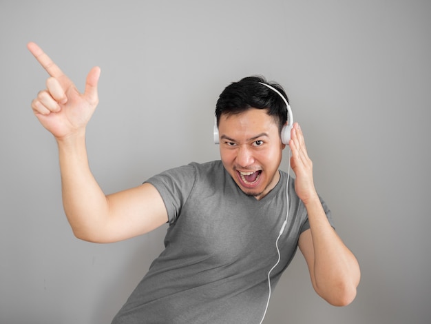 Heureux homme asiatique écoute de la musique et de la danse drôle.