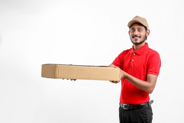 Heureux homme asiatique en t-shirt et casquette tenant une boîte vide isolée sur fond blanc, concept de service de livraison
