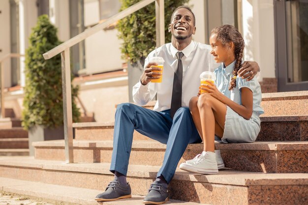 Heureux homme assis près de sa fille