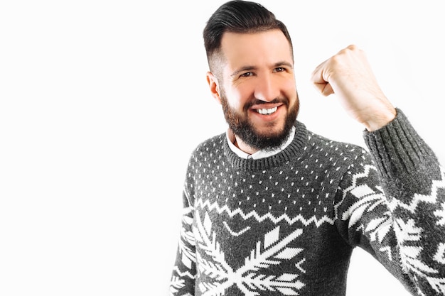 Heureux homme avec une barbe un homme représente un geste de victoire et de succès sur fond blanc