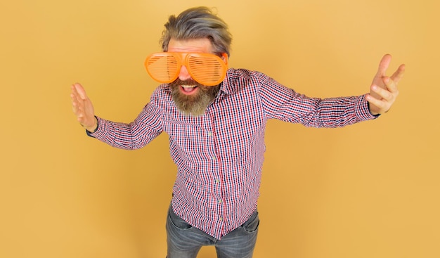 Heureux homme barbu dans de grandes lunettes de soleil drôles publicité ventes et vente de saison de remise
