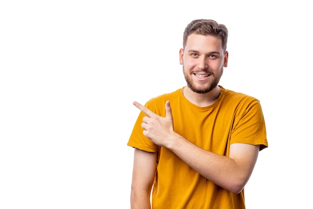 Heureux homme barbu en jaune vif