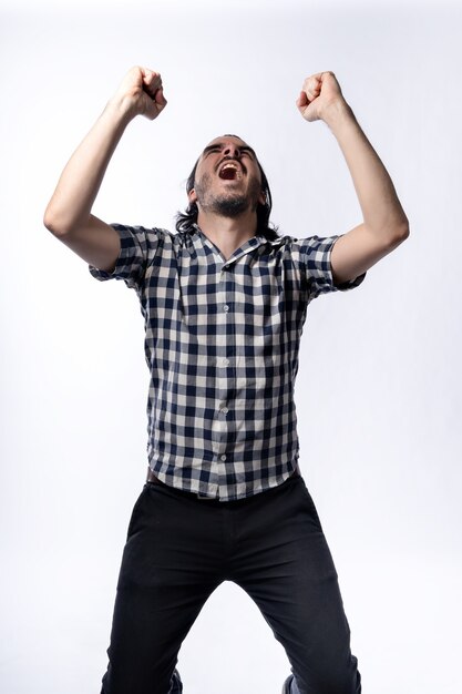 Heureux homme barbu levant les mains pour célébrer en regardant vers le haut. Isolé sur fond blanc