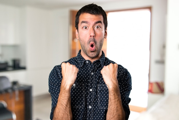 Heureux homme brune à l&#39;intérieur de la maison