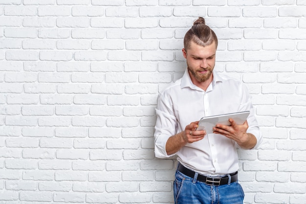 Heureux homme casual avec tablette