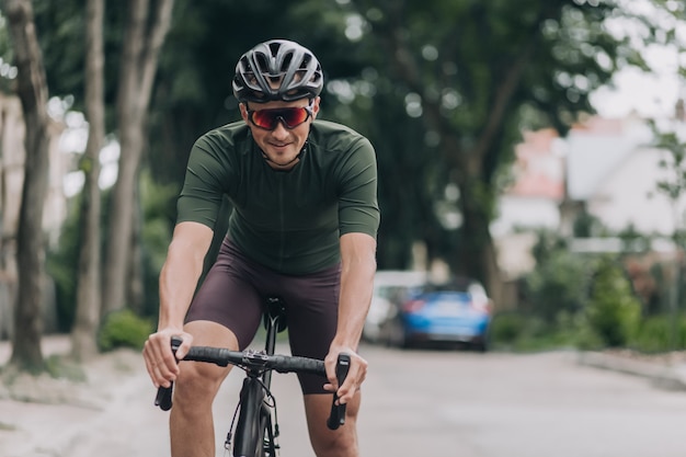 Heureux homme caucasien à vélo seul dans la rue de la ville