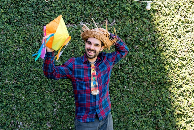 Heureux homme célébrant la festa junina brésilienne