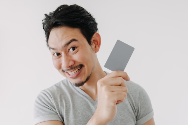 Heureux homme drôle de visage montrer sa carte vide sur fond blanc