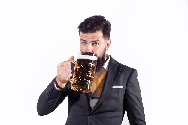 Heureux homme élégant buvant de la bière Heureux brasseur tenant un verre avec de la bière