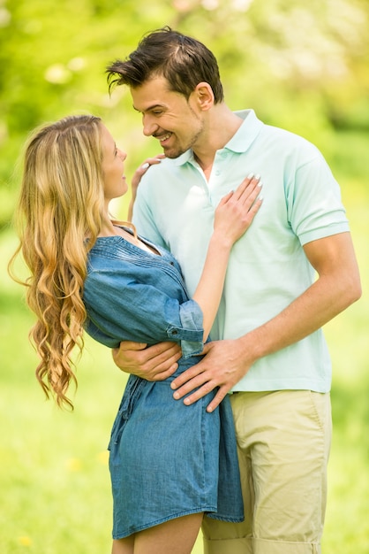 Heureux homme embrasse une femme dans un beau bois.