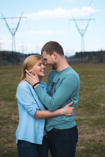 Heureux homme et femme aimant embrassant dans le champ