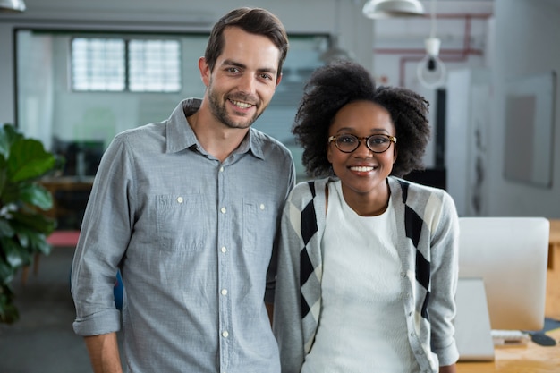 Heureux Homme Et Femme Debout Au Bureau