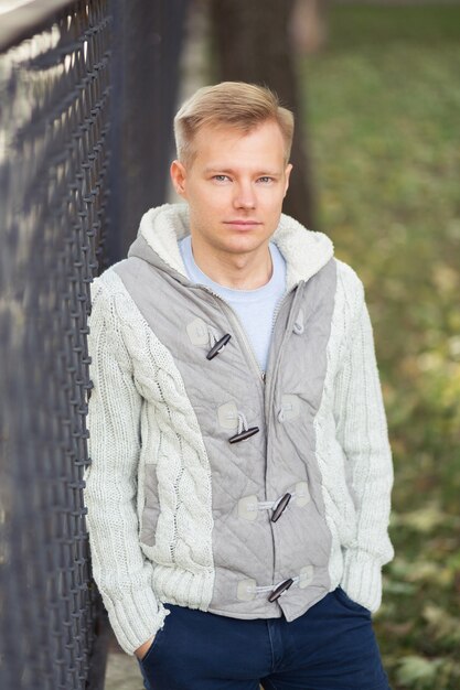 Photo heureux homme hipster regardant la caméra par une journée ensoleillée