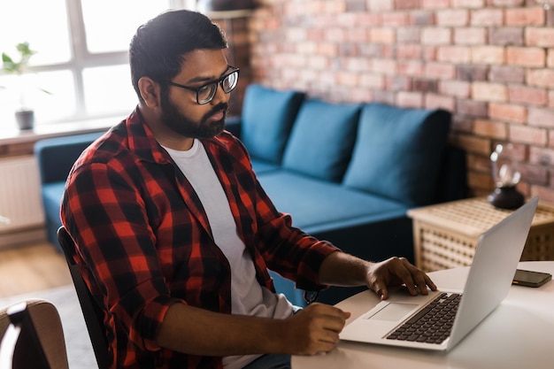 Heureux homme indien indépendant ou entrepreneur ont une vidéoconférence parlant de travail à distance en ligne à domicile appel vidéo et concept de diversité