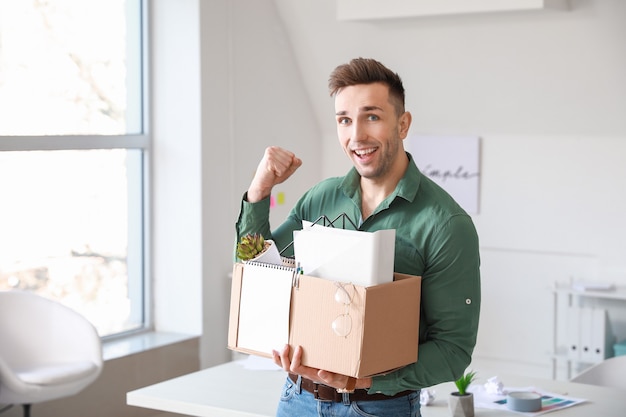 Heureux homme licencié au bureau