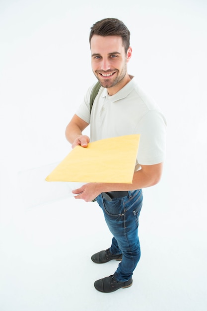 Heureux homme de livraison donnant enveloppe