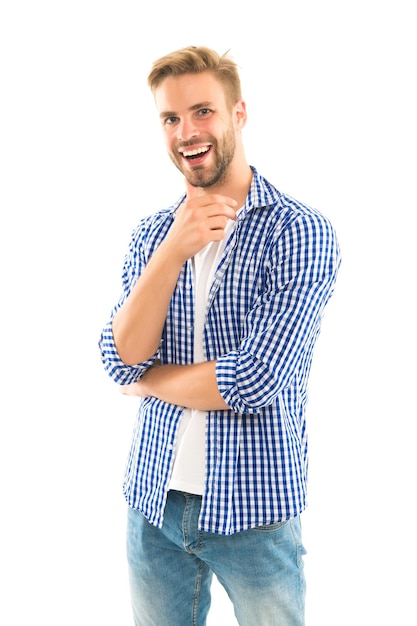 Heureux homme mal rasé avec une coiffure à la mode et un style denim chemise à carreaux isolé sur le bonheur blanc