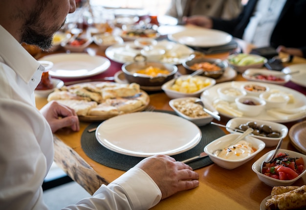 Heureux homme, manger le petit déjeuner au restaurant chic