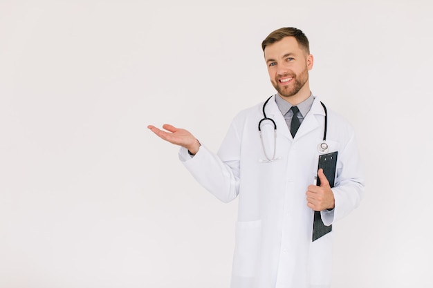 Heureux homme médecin avec un dossier montre quelque chose dans l'espace de copie sur un fond blanc