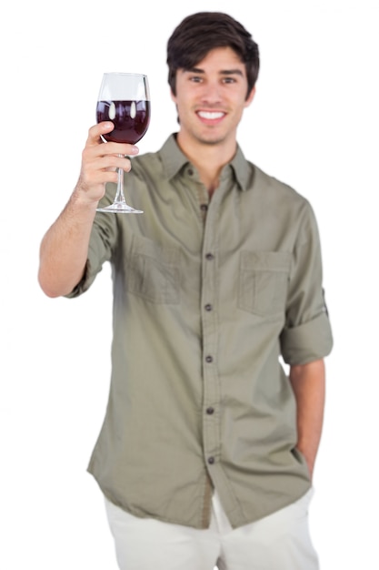 Heureux homme montrant le verre de vin rouge